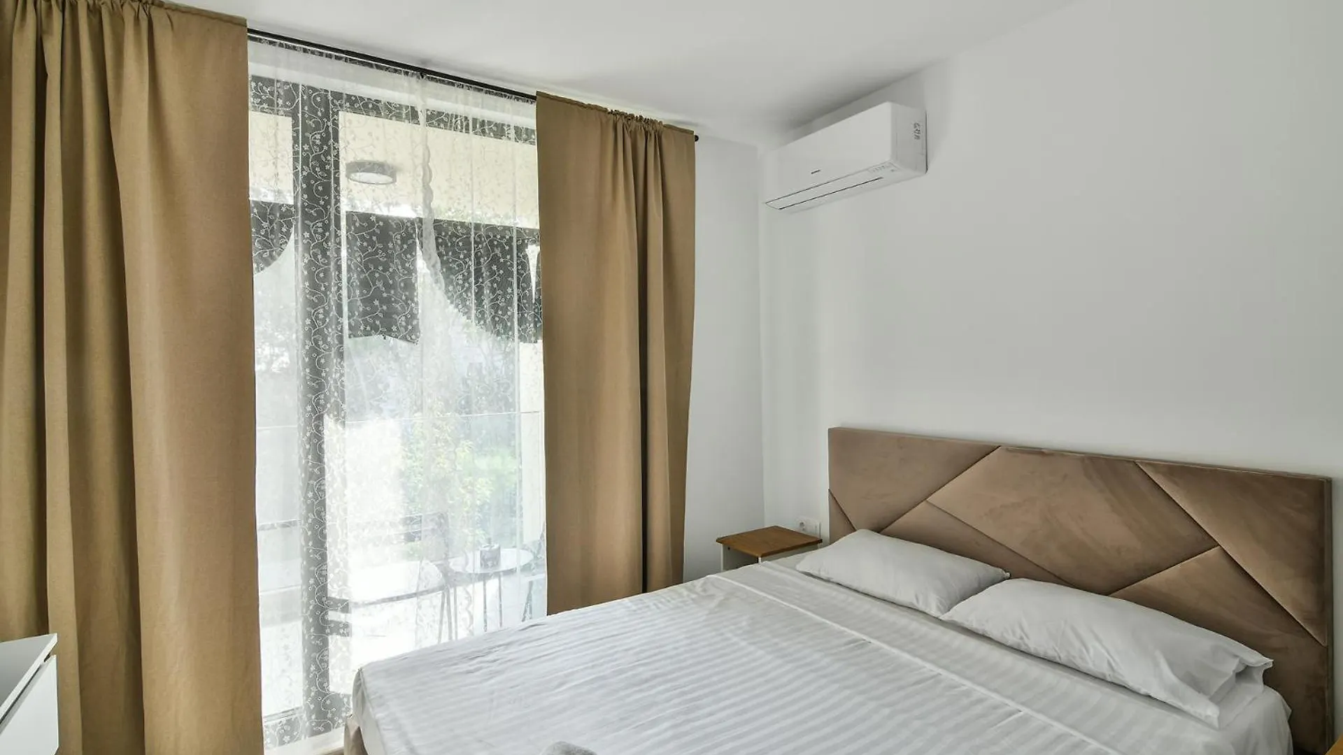 Free Parking Flats With Wifi And Pool Διαμέρισμα Βάρνα 0*,